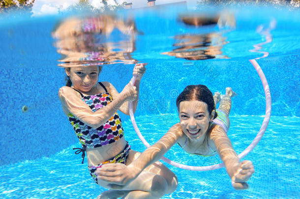 孩子们在水下游泳池里游泳，快乐<strong>活泼</strong>的女孩们在水下玩得开心，孩子们运动