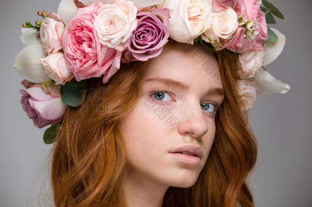 温柔美丽的女孩，红色的头发花环玫瑰