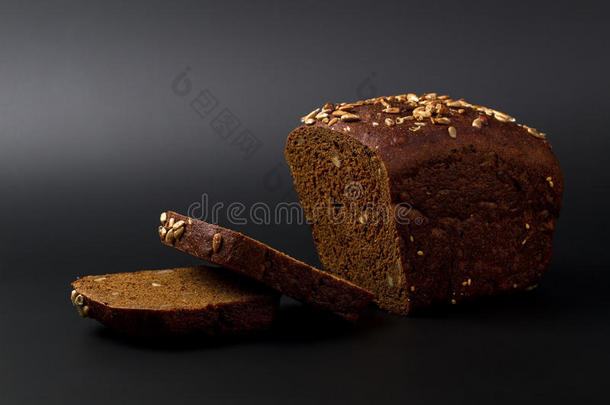 黑色的谷物面包
