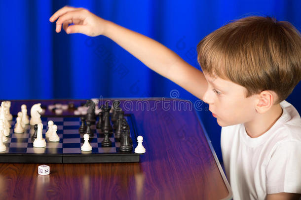 孩子们玩一种叫做国际象棋的棋盘游戏。