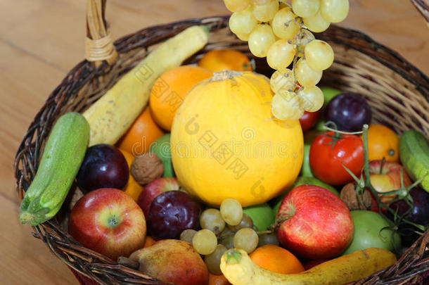 在秋冬季节有很多新鲜水果的篮子