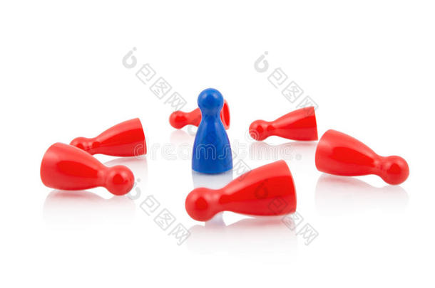蓝色棋子站在倒下的红色棋子之间