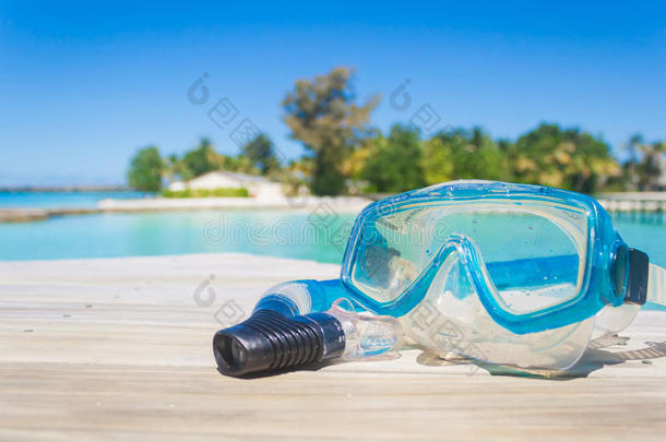 海滩蓝色潜水设备护目镜