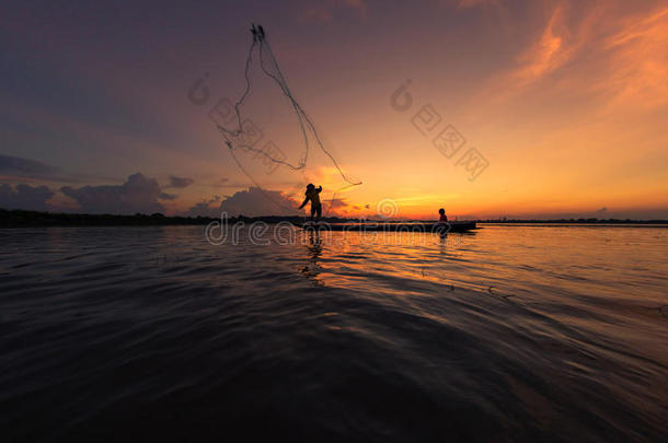 渔民在河里捕鱼的剪影