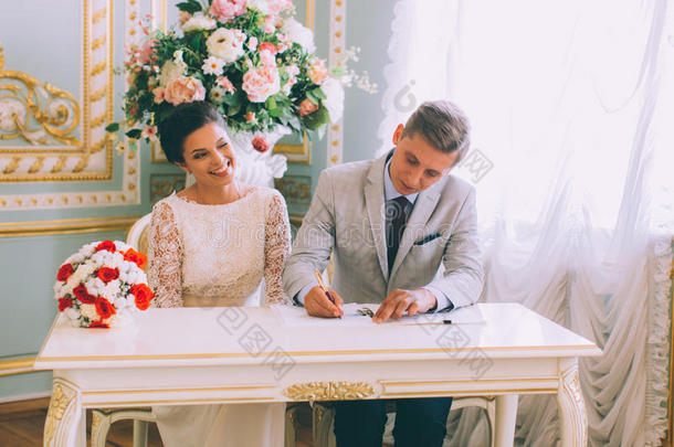 新娘和新郎签署结婚证