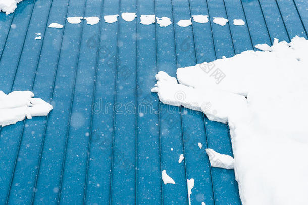 冬季，蓝色金属薄板屋顶覆盖着雪。