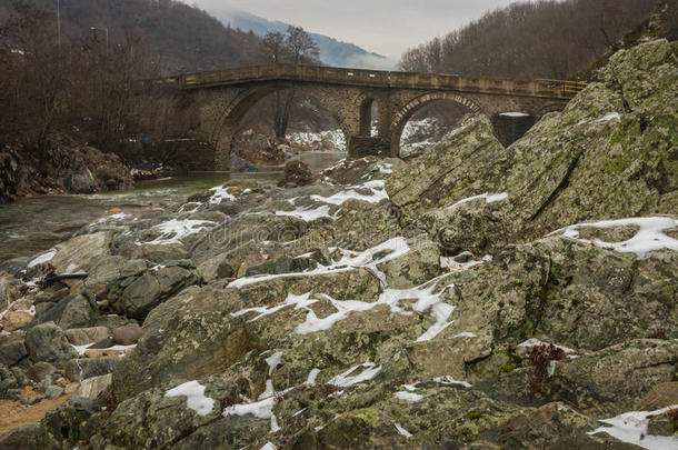 跨越河流的桥梁与绿色的水域，雪和冰附近的黄原