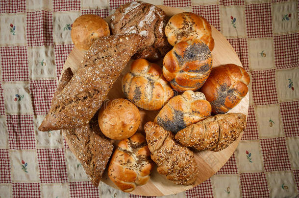 一组不同类型的面包和烘焙产品