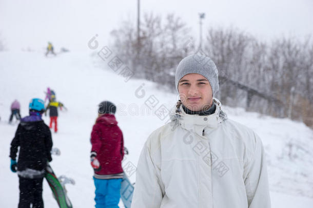 冬天滑雪胜地活跃的年轻人