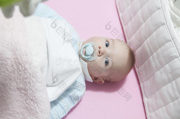 婴儿床上有保险杠垫和奶嘴