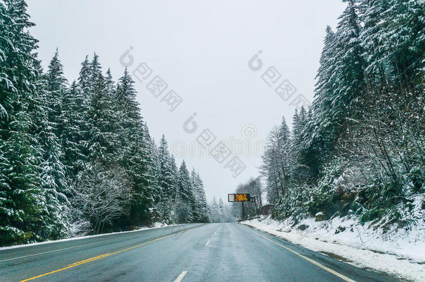 冬季空旷的道路上覆盖着积雪的景观。