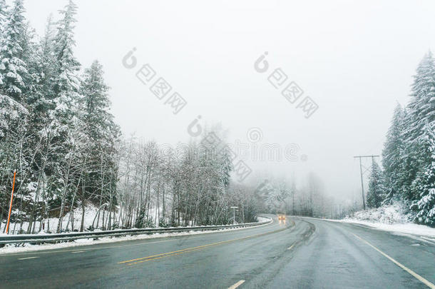 冬季空旷的道路上覆盖着积雪的景观。