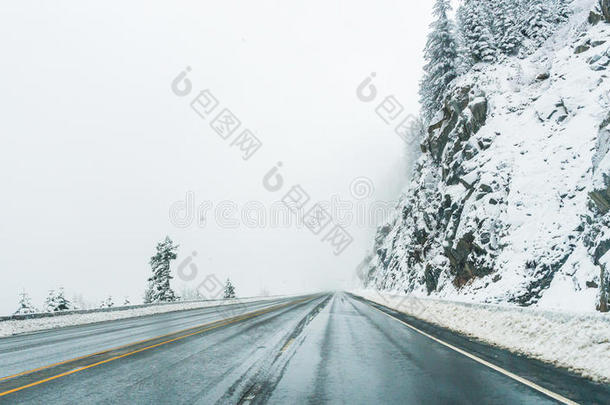 冬季空旷的道路上覆盖着积雪的景观。