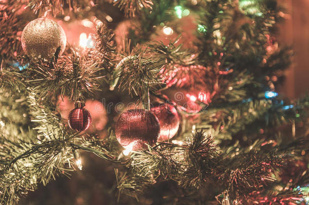 圣诞树上有许多装饰物和led灯泡。