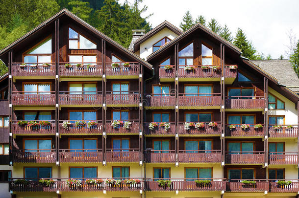 欧洲高山滑雪度假酒店，正面景色