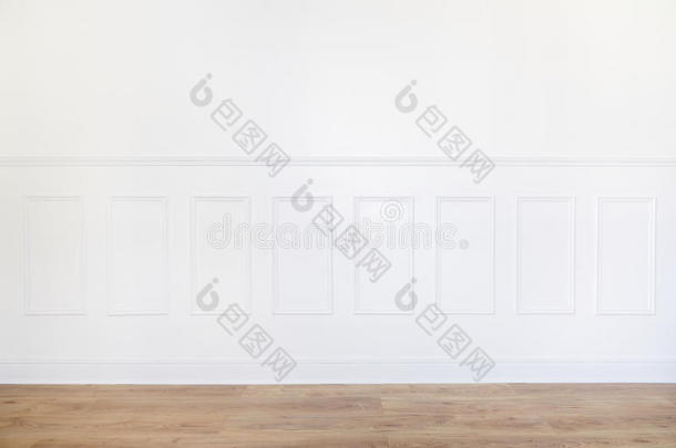 空荡荡的白色房间，有镶花地板和木材装饰墙