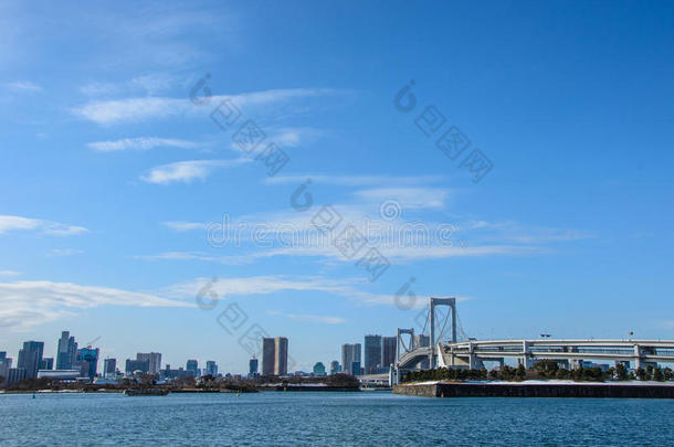 日本东京彩虹桥上方的蓝天
