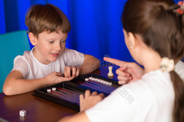 男孩和女孩玩一种叫做双陆棋的棋盘游戏