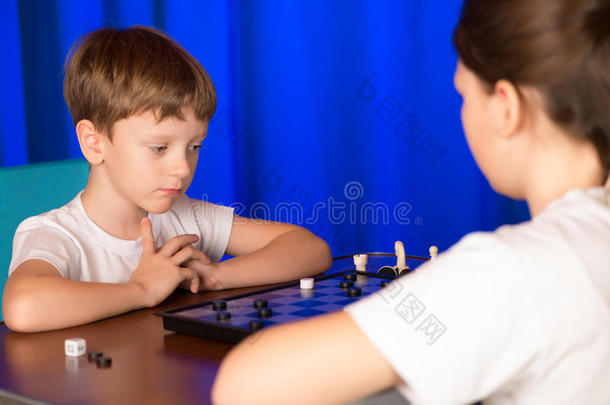 男孩和女孩玩一种叫做跳棋的棋盘游戏