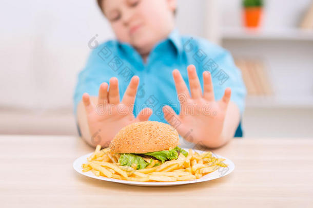 胖孩子拒绝吃不健康的食物
