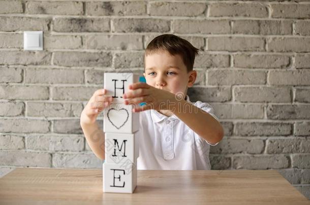 男孩玩木砖，用字母造字回家