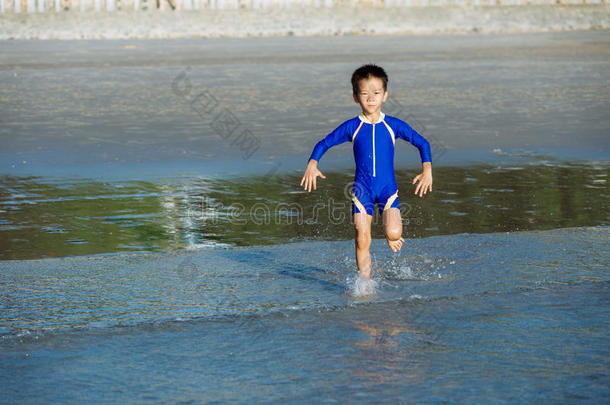 男孩<strong>跑到</strong>海里