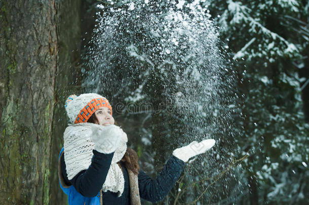 快乐的女孩在冬天<strong>翻腾</strong>新鲜的雪