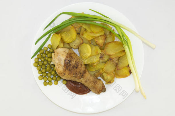 鸡腿配土豆和青菜