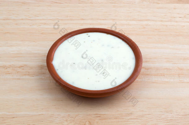 一碗放在木头桌面上的牧场调料