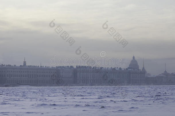 冰冻的涅瓦河在圣彼得堡，俄罗斯，冬天，霜冻日