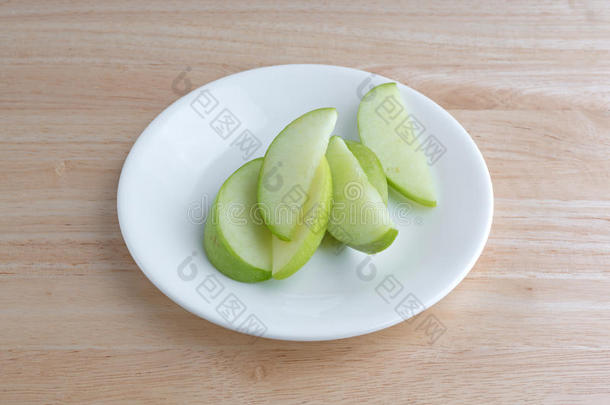 盘子桌面上的绿色苹果片