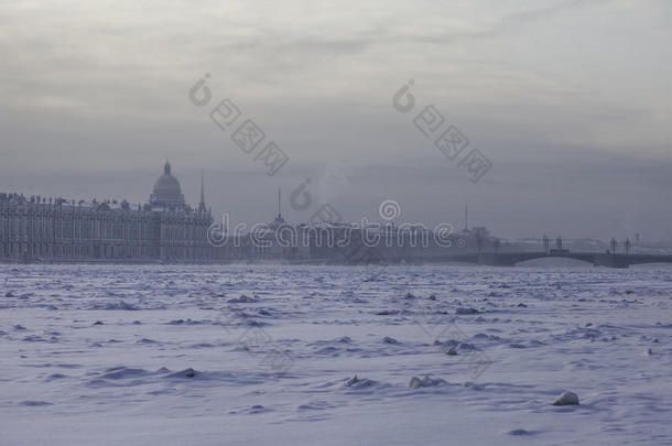 冰冻的涅瓦河在圣彼得堡，俄罗斯，冬天，霜冻日