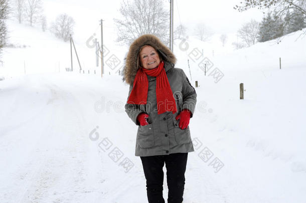 友好的快乐的高级女人站在雪地里