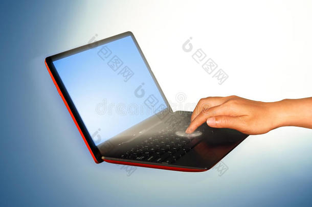 手触摸笔记本电脑和连接