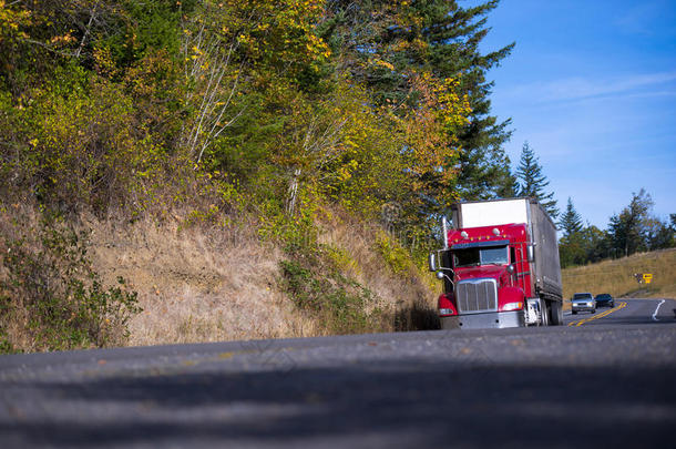 经典的现代红色半卡车<strong>干货</strong>车拖车在秋季道路