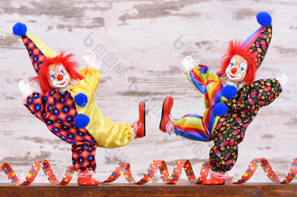 狂欢节派对上穿着五颜六色服装的小丑