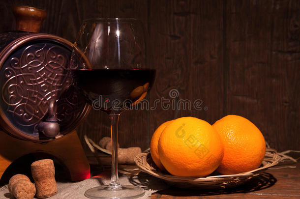 一杯红酒和桶放在乡村的木板上