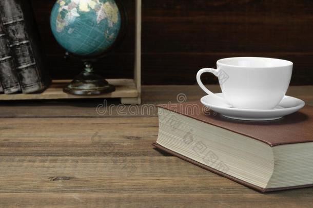 红色旧书和书架上的空茶杯