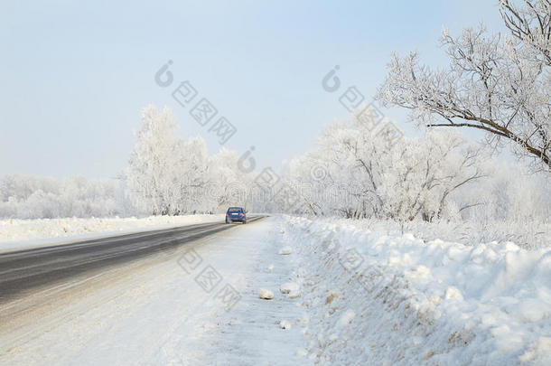 汽车在森林中的冬季公路上驶离远方
