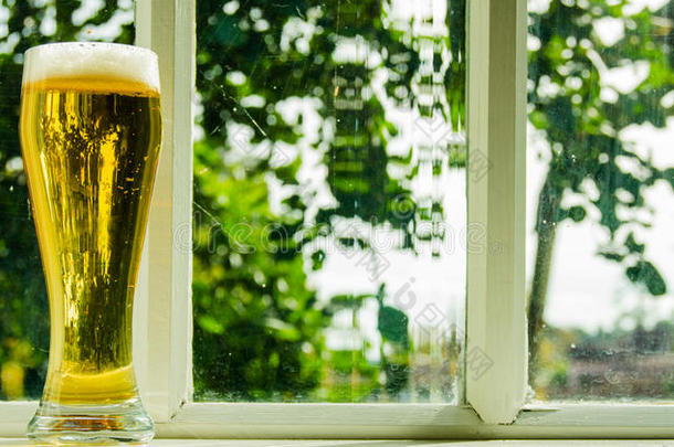 夏天窗台上的一杯新鲜啤酒。