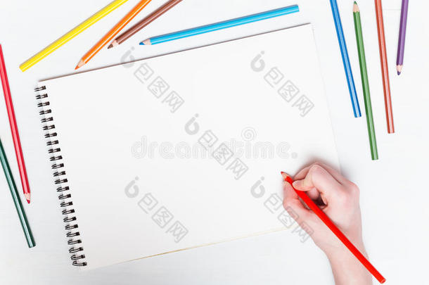 女孩用彩色铅笔在纸上画画