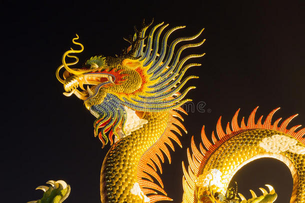 中国风格的龙雕像龙在晚上，在泰国。