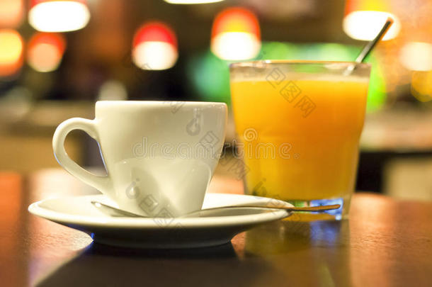 一杯咖啡和一杯橙汁