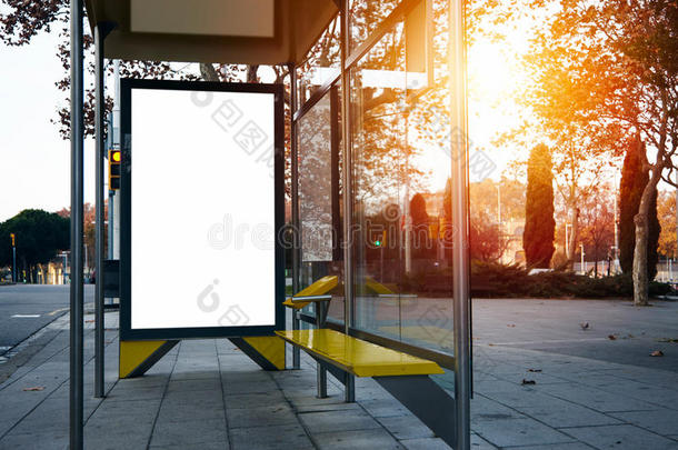 公共汽车站上的空灯箱。 视觉效果