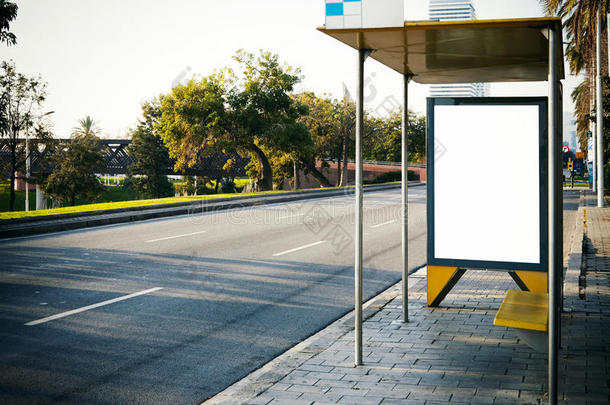 公共汽车站的空白灯箱。 水平的