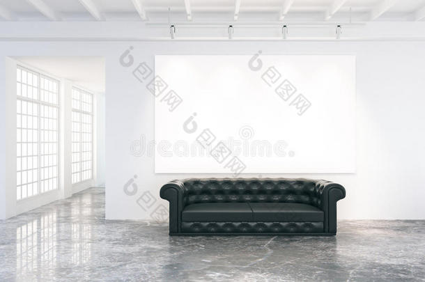 阁楼房间墙上的空白海报和黑色皮革沙发
