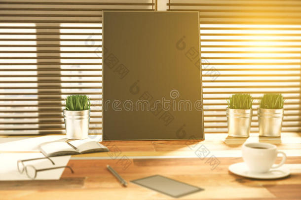 木制桌子上的空白<strong>黑色海报</strong>，桶里有草，智能手机和一杯咖啡，模拟
