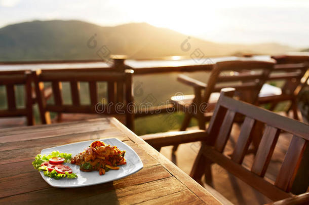 食物。 在泰国餐馆吃饭。 健康的饭菜。 去泰国旅行