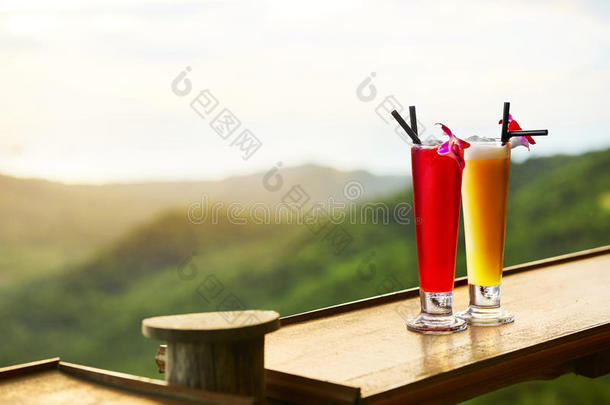 饮料。 异国情调鸡尾酒，景观（景观）背景。 泰语