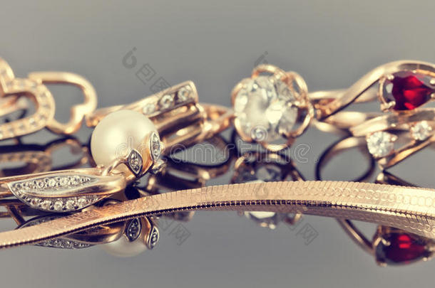 美丽的金色耳环和珍珠